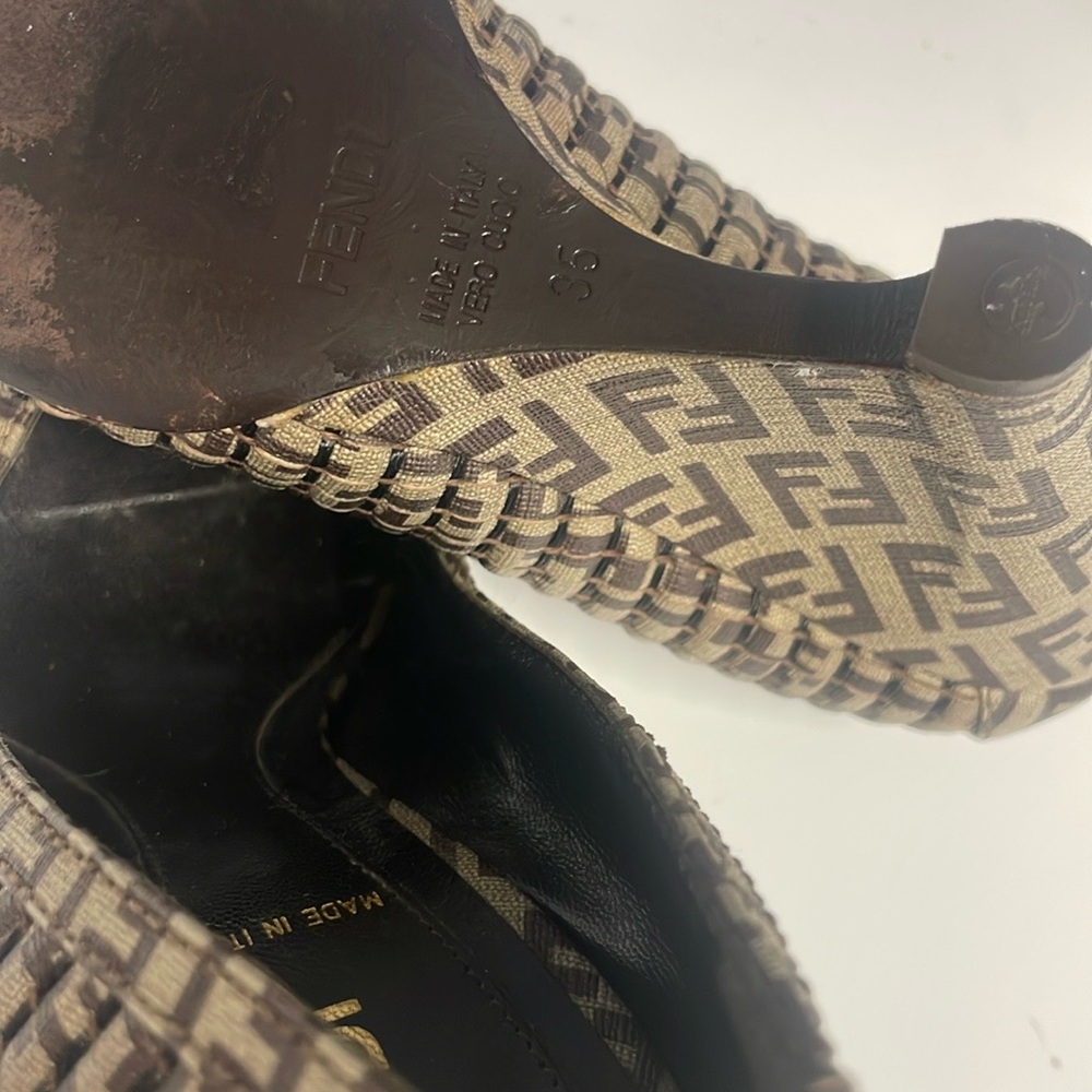 FENDI Women's Black and Tan Pumps. Size 5 - Picture 11 of 11